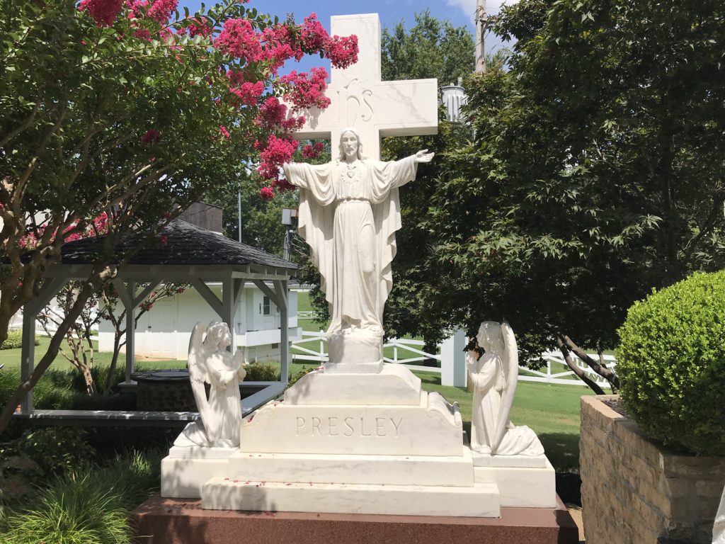 Elvis’s gravesite in Graceland